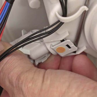 Niveaukontrol opvaskemaskine: Klik den nye niveaukontrol fast Niveaukontrol opvaskemaskine: Klik den nye niveaukontrol fast